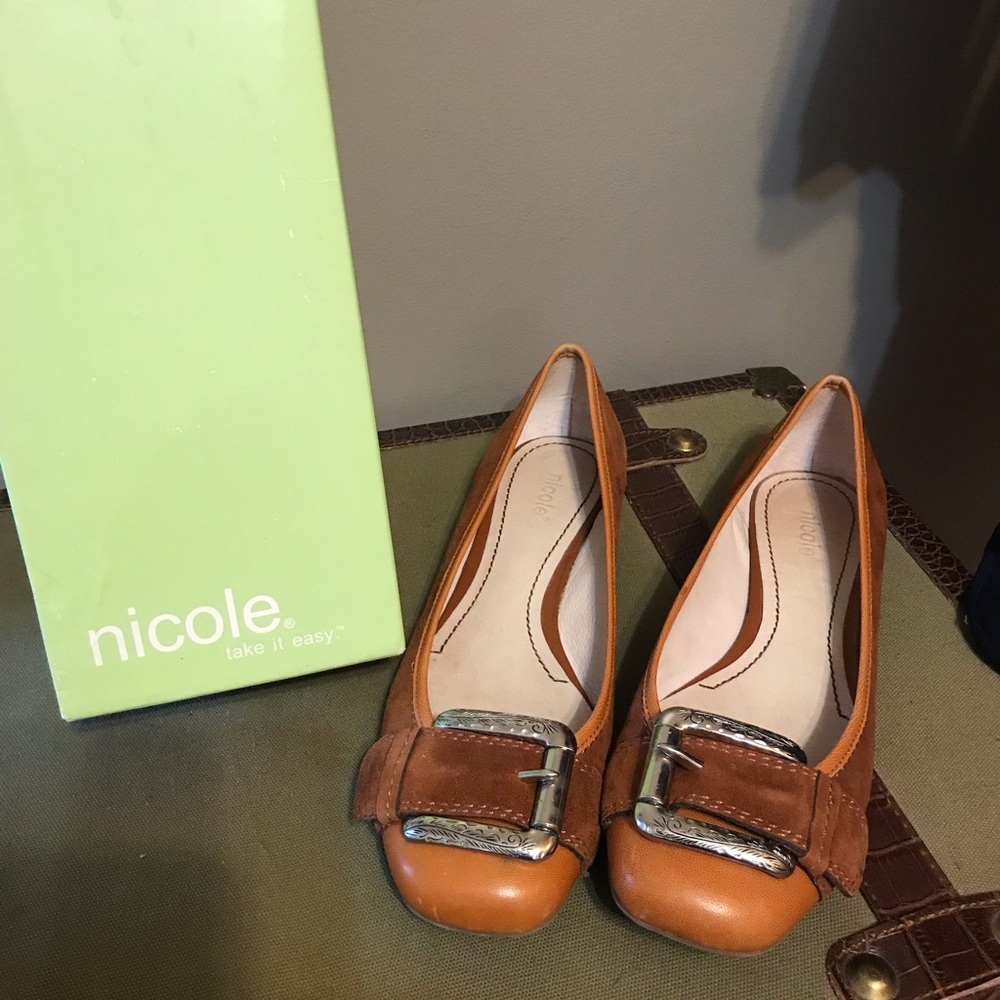 Super cute flats with buckle detail